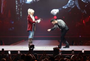 Ajda Pekkan Instagram - Canım Tarkan’ım,
Dün rüya gibi bir gece yaşadık ve yaşattın…
Hep birlikte geriye ne güzel bir anı bıraktık.
Müziğin, enerjin ve seyirciyle kurduğun o eşsiz bağ, geceyi bambaşka bir yere taşıdı.
Böyle büyülü bir geceyi birlikte paylaşabilmek ne büyük mutluluk ✨
Seni çooook seviyorum ❤️ 
📸 @yigit___eken @ardaaytan
Kostüm: @burcusedefofficial