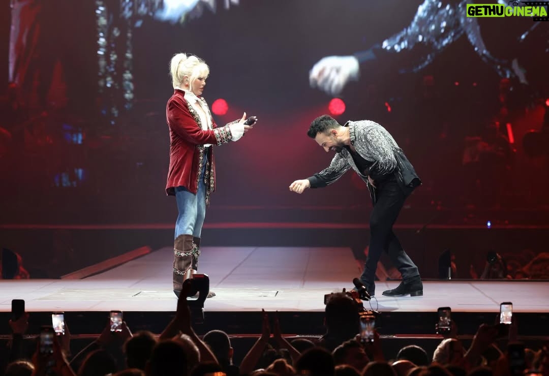 Ajda Pekkan - 52.5K Likes - Canım Tarkan’ım,
Dün rüya gibi bir gece yaşadık ve yaşattın…
Hep birlikte geriye ne güzel bir anı bıraktık.
Müziğin, enerjin ve seyirciyle kurduğun o eşsiz bağ, geceyi bambaşka bir yere taşıdı.
Böyle büyülü bir geceyi birlikte paylaşabilmek ne büyük mutluluk ✨
Seni çooook seviyorum ❤️ 
📸 @yigit___eken @ardaaytan
Kostüm: @burcusedefofficial
