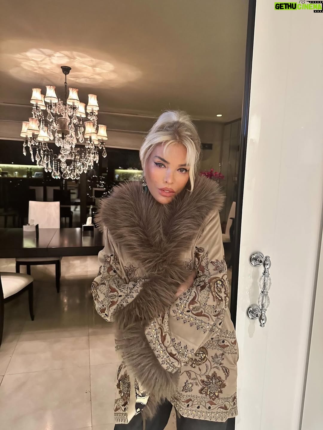 Ajda Pekkan - 69.9K Likes - Kıymetlilerim, 
Doğum günümde paylaştığınız tüm içten mesajlarınız, aramalarınız ve güzel dilekleriniz için her birinize gönülden teşekkür ederim.
Enerjiniz, sıcaklığınız ve samimi duygularınız beni her zaman olduğu gibi  çok mutlu etti.
Varlığınız ve sevginiz benim için en değerli hediye.
Sİzleri çok seviyorum ✨🙏😘✨
Hepinizi sevgiyle kucaklıyorum❤️