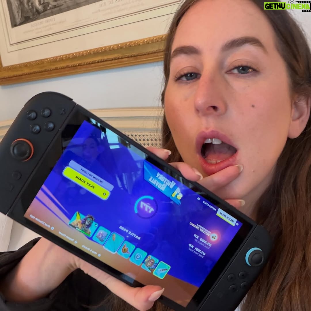 Alana Haim - 27.1K Likes - oui oui
