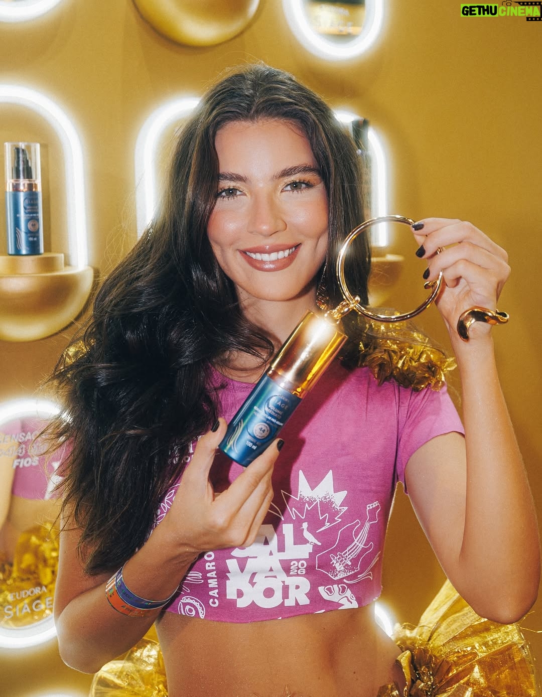 Alanis Guillen - 55K Likes - Carnaval em Salvador tem uma energia que não se explica, só se vive! E para acompanhar esse ritmo, minha escolha foi o combo que me deixou pronta em minutos: o volume de milhões para os cabelos com a linha Siàge Volume Imediato, juro, parece mega hair! e o olhar bem marcante com Make Turbo. Brilhando do jeito que a gente ama com @eudora. 💜

#EudoraNoCamaroteSalvador #CarnavalEudora #ChegaLaEBrilha #Publicidade