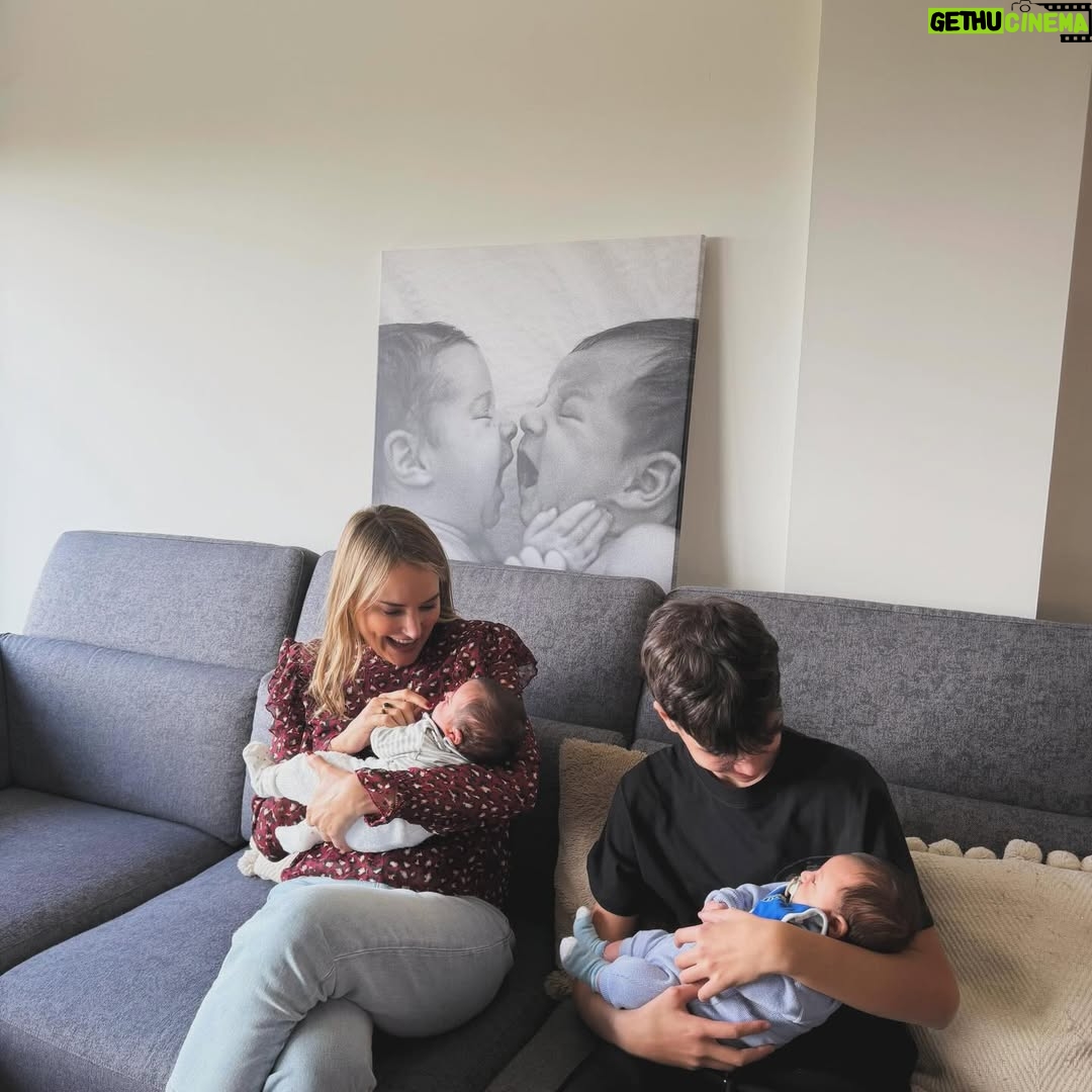 Alba Carrillo - 30.6K Likes - Mío, tuyos, nuestros 😍👦🏻👶🏻👶🏻❤️ 

@estelagrande estoy muy orgullosa, amiga! Qué suerte tienen los bebés con una familia ( y amigos) que les quiere tanto! @juanitoiglesias