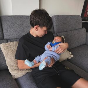 Alba Carrillo Instagram - Mío, tuyos, nuestros 😍👦🏻👶🏻👶🏻❤️ 

@estelagrande estoy muy orgullosa, amiga! Qué suerte tienen los bebés con una familia ( y amigos) que les quiere tanto! @juanitoiglesias