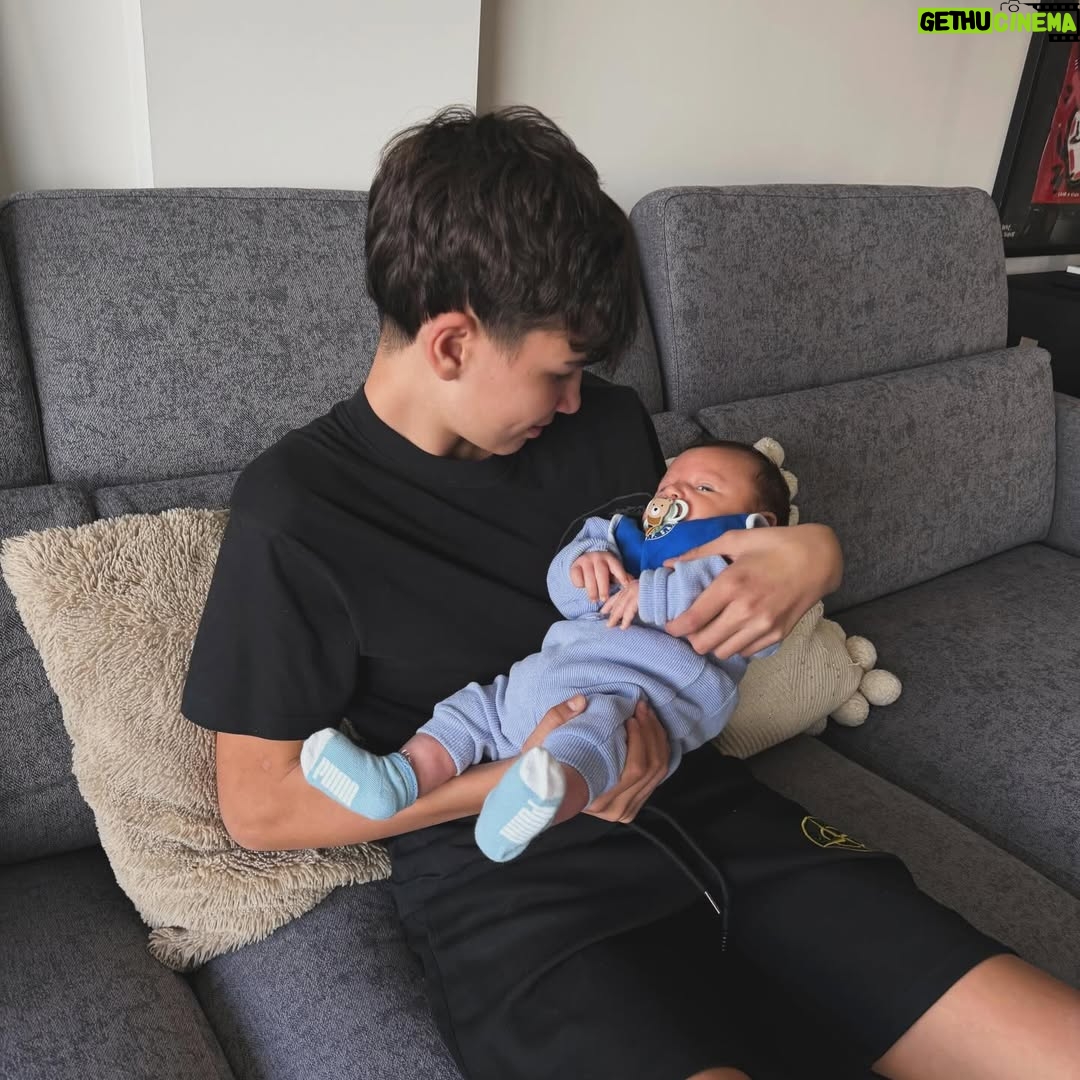 Alba Carrillo - 30.6K Likes - Mío, tuyos, nuestros 😍👦🏻👶🏻👶🏻❤️ 

@estelagrande estoy muy orgullosa, amiga! Qué suerte tienen los bebés con una familia ( y amigos) que les quiere tanto! @juanitoiglesias