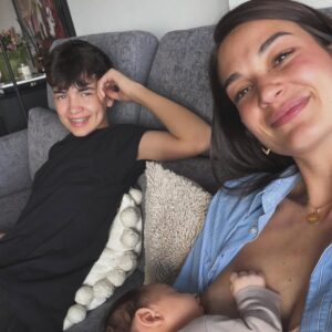 Alba Carrillo Instagram - Mío, tuyos, nuestros 😍👦🏻👶🏻👶🏻❤️ 

@estelagrande estoy muy orgullosa, amiga! Qué suerte tienen los bebés con una familia ( y amigos) que les quiere tanto! @juanitoiglesias