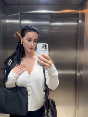 Albana Osmani Instagram - 2025 …..?!? e cfare rendesie ka ! ‘It’s in the past ‘ sic eshte dhe shprehja tek filmi ‘Lion King’ , pra sido qe ishte, mbaroi, po vjen nje vit i ri ! 😊 qe uroj te vije i bekuar per kedo qe po lexon keto fjale . 

Zgjodha te postoj kete foto, pasi  perkufizon vizualisht me shume vitin tim . Me laptop , cante , dhe me diell ne zemer . 

Punova - Punova - Punova keto muajt e fundit, aq sa ne nje nga javet e dhjetorit ndjeva se shpatullat po me digjnin , por po ate nate me doli gjumi dhe per cudi fillova te kercej neper shtepi . Dhe kjo jo ne kuptim figurativ , por vertete . Sepse ndjeja gezim ne shpirt , pasi e di qe po krijoj dicka cilesore,  ku sfidova veten pertej cdo limiti qofte ketu dhe mendor se fizik po e po , te krijoj -build nje platforme online e cila do publikohet ne Janar . 
@cikawellness Por besoj kerceva ate nate , si disa nete te tjera ne jete  qe jam ndjere njesoj , kur kam kuptuar qe gezoj si njeri i lire , qe ia dal vete,  me pune e me mund . Dhe po kurseva shume leke duke patur nje “bord online “ me Inteligjencen Artifciale , ku cdo dite sekretarja ime me kujton detyrat si dhe te merem me aktvitet fizik sa me shpejt se je bere skulpture  me laptop ne preher . Pra duke e ndertuar vete . Keto ishin 3 muajt e fundit te vitit ,dhe si te ndodhura rishtas , padyshim “do ankohesha” pak per punen pa mbarim ,tjeter cfare  kishte 2025 ?! A lot ! Gjera qe quhen “beteja te heshtura “ te cilat dhe i humba .Por gjithmone kam parasysh historine e Luledielli 🌻 qe i mban syte nga drita dhe zgjohet cdo dite ngrihet  e drejte e gjate dhe e bukur . Krijova art ,dhe nder veprat qe duhet ta mbyll ne 2026 eshte “Burrnesha“ @albanaosmaniart dhe skica te tjera te hedhura .
Kishte te tjera mrekulli per te cilat jam ulur ne gjunje dhe kam falenderuar Zotin . Dhe sot po buzeqesh sepse e di qe Perendia i beri gjerat , dhe e di qe lutjet kane kaq shume fuqi ne boten frymore . Kur behen me gjithe zemer . Cfare planifikoj per vitin 2026..? Eshte hera e pare qe po le pa shkruar asgje ne nje cope leter . Padyshim uroj me te miren . Le te behet drite !

Njerez te mire uroj bekime per secilin prej jush !

❤️