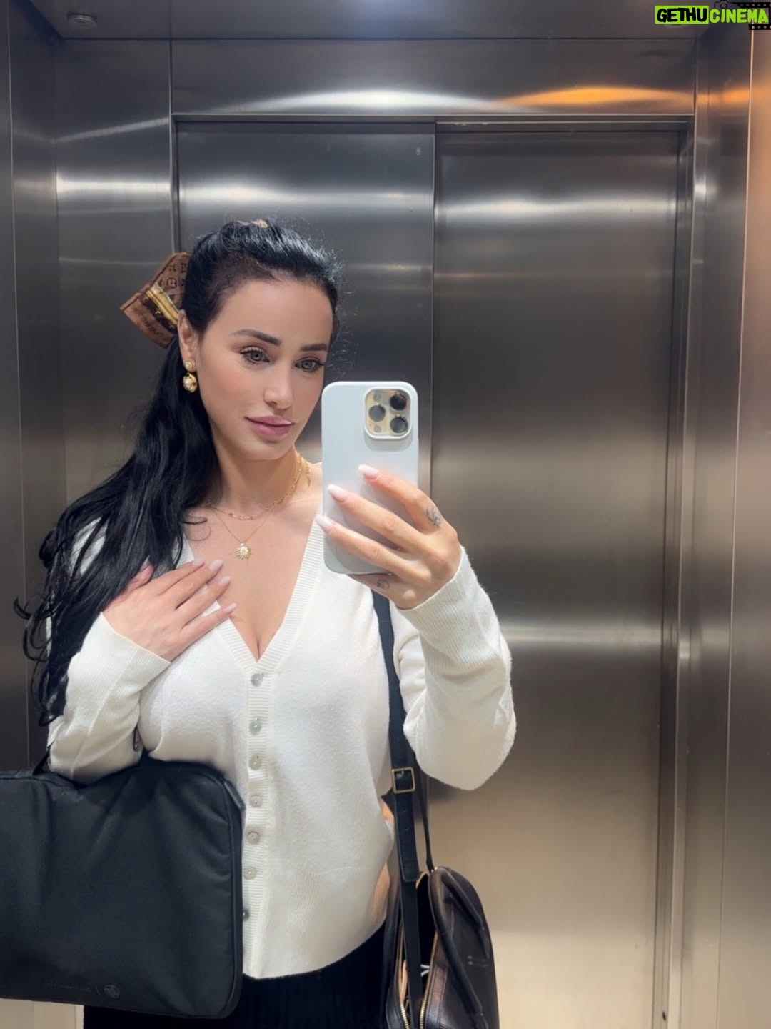 Albana Osmani - 5.2K Likes - 2025 …..?!? e cfare rendesie ka ! ‘It’s in the past ‘ sic eshte dhe shprehja tek filmi ‘Lion King’ , pra sido qe ishte, mbaroi, po vjen nje vit i ri ! 😊 qe uroj te vije i bekuar per kedo qe po lexon keto fjale . 

Zgjodha te postoj kete foto, pasi  perkufizon vizualisht me shume vitin tim . Me laptop , cante , dhe me diell ne zemer . 

Punova - Punova - Punova keto muajt e fundit, aq sa ne nje nga javet e dhjetorit ndjeva se shpatullat po me digjnin , por po ate nate me doli gjumi dhe per cudi fillova te kercej neper shtepi . Dhe kjo jo ne kuptim figurativ , por vertete . Sepse ndjeja gezim ne shpirt , pasi e di qe po krijoj dicka cilesore,  ku sfidova veten pertej cdo limiti qofte ketu dhe mendor se fizik po e po , te krijoj -build nje platforme online e cila do publikohet ne Janar . 
@cikawellness Por besoj kerceva ate nate , si disa nete te tjera ne jete  qe jam ndjere njesoj , kur kam kuptuar qe gezoj si njeri i lire , qe ia dal vete,  me pune e me mund . Dhe po kurseva shume leke duke patur nje “bord online “ me Inteligjencen Artifciale , ku cdo dite sekretarja ime me kujton detyrat si dhe te merem me aktvitet fizik sa me shpejt se je bere skulpture  me laptop ne preher . Pra duke e ndertuar vete . Keto ishin 3 muajt e fundit te vitit ,dhe si te ndodhura rishtas , padyshim “do ankohesha” pak per punen pa mbarim ,tjeter cfare  kishte 2025 ?! A lot ! Gjera qe quhen “beteja te heshtura “ te cilat dhe i humba .Por gjithmone kam parasysh historine e Luledielli 🌻 qe i mban syte nga drita dhe zgjohet cdo dite ngrihet  e drejte e gjate dhe e bukur . Krijova art ,dhe nder veprat qe duhet ta mbyll ne 2026 eshte “Burrnesha“ @albanaosmaniart dhe skica te tjera te hedhura .
Kishte te tjera mrekulli per te cilat jam ulur ne gjunje dhe kam falenderuar Zotin . Dhe sot po buzeqesh sepse e di qe Perendia i beri gjerat , dhe e di qe lutjet kane kaq shume fuqi ne boten frymore . Kur behen me gjithe zemer . Cfare planifikoj per vitin 2026..? Eshte hera e pare qe po le pa shkruar asgje ne nje cope leter . Padyshim uroj me te miren . Le te behet drite !

Njerez te mire uroj bekime per secilin prej jush !

❤️