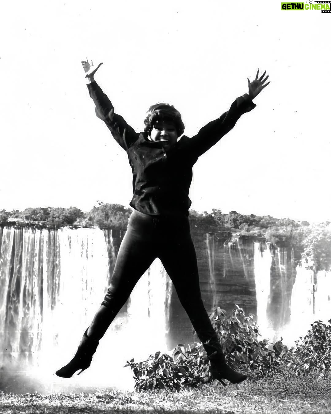 Alcione - 86.6K Likes - A primeira vez que a Marrom esteve em Angola foi em 1980! Nesses 46 anos, inúmeras viagens à terra que, como ela mesmo fala: “é uma volta para casa”! 

Arraste para o lado e confira registros históricos das primeiras visitas dela à Luanda, Ilha do Mussulo e Malange! (Equipe)

06/03 Tenda CCBB | Luanda/Angola (esgotado)
07/03 Tenda CCBB | Luanda/Angola (data extra)