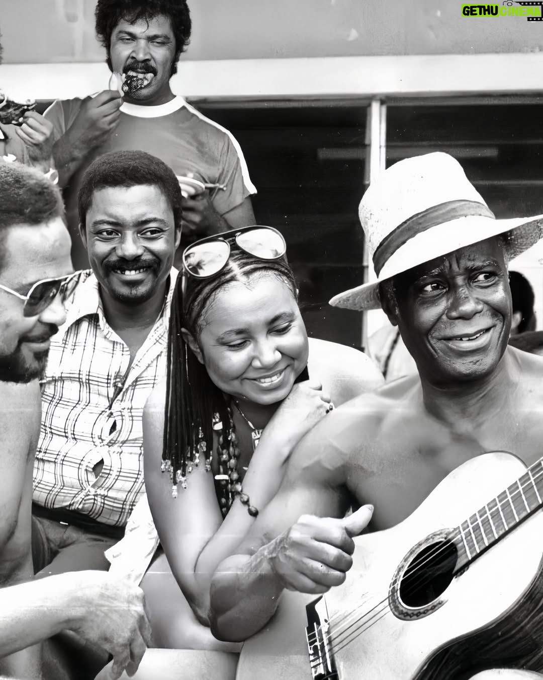 Alcione - 86.6K Likes - A primeira vez que a Marrom esteve em Angola foi em 1980! Nesses 46 anos, inúmeras viagens à terra que, como ela mesmo fala: “é uma volta para casa”! 

Arraste para o lado e confira registros históricos das primeiras visitas dela à Luanda, Ilha do Mussulo e Malange! (Equipe)

06/03 Tenda CCBB | Luanda/Angola (esgotado)
07/03 Tenda CCBB | Luanda/Angola (data extra)