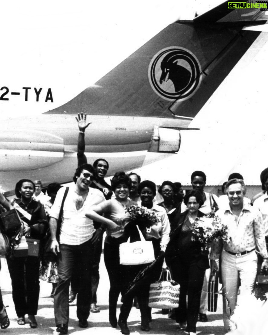 Alcione - 86.6K Likes - A primeira vez que a Marrom esteve em Angola foi em 1980! Nesses 46 anos, inúmeras viagens à terra que, como ela mesmo fala: “é uma volta para casa”! 

Arraste para o lado e confira registros históricos das primeiras visitas dela à Luanda, Ilha do Mussulo e Malange! (Equipe)

06/03 Tenda CCBB | Luanda/Angola (esgotado)
07/03 Tenda CCBB | Luanda/Angola (data extra)