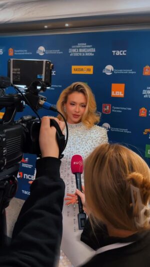 Aleksandra Vorobyova Instagram - Быть частью истории земляка 🎤
Это был особенный вечер. Юбилейный концерт Дениса Майданова в Государственном Кремлевском Дворце позади, а эмоции до сих пор зашкаливают!
Как приятно осознавать, что такие талантливые люди — наши земляки. И как ценно, что позвали разделить эту сцену с тобой. Денис, спасибо за мощную энергетику, за душевность и за песни, которые знает вся страна! 👏
Рада, что мы были частью этого праздника. Спасибо зрителям за этот океан любви!