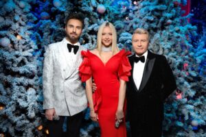Aleksandra Vorobyova Instagram - Магия закулисья✨❤️ со съёмок «Голубого огонька-2026» на @tvrussia
Волшебного Нового года, мои дорогие!