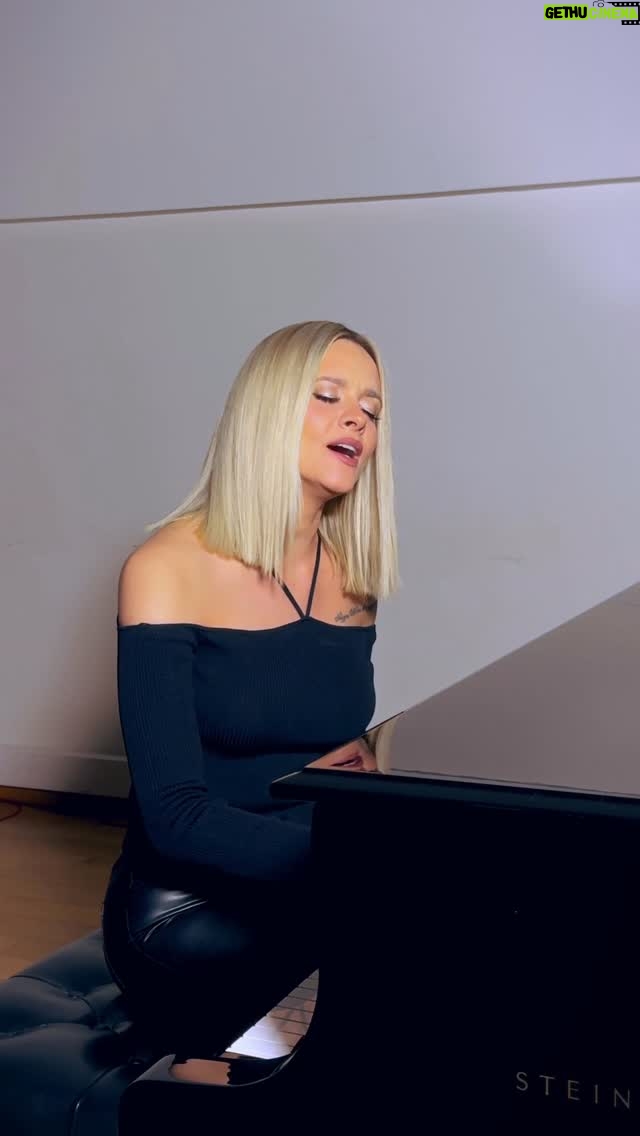 Aleksandra Vorobyova - 3 Likes - Вот это зима! ❄️ Настоящая, сказочная, по колено (а кое-где и по пояс! 😅). 
Город будто в мягком снежном одеяле.

А как у вас? Много снега? Уже лепили снеговиков?