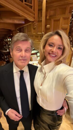 Aleksandra Vorobyova Instagram - Легенде — 84! Поздравляем Льва Валерьяновича Лещенко! 🎉
Говорят, голос — это отражение души. И вот уже больше 50 лет душа этого удивительного артиста согревает всю страну своим теплом, силой и невероятной искренностью.
Ваш бархатный баритон для миллионов из нас — это голос Родины, голос юности, голос самых светлых воспоминаний.
Спасибо за ваше неповторимое искусство, за стойкость духа и за ту искреннюю теплоту, которую вы дарите уже более полувека. Здоровья, радости, бодрости и долгих лет! Пусть каждый ваш день будет наполнен счастьем и любовью близких! ❤️