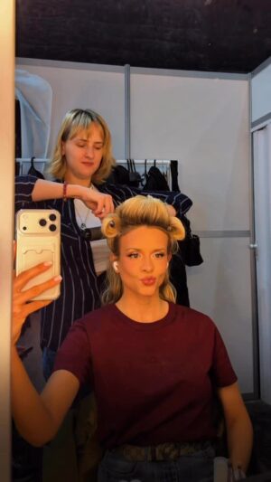 Aleksandra Vorobyova Instagram - «ДОстояние РЕспублики», выпуск посвящен группе «Блестящие», где я исполнила свою версию песни «Где же ты, где». Очень надеюсь на то, что смогу выпустить в мир эту версию, чтобы попасть в душу каждого слушателя