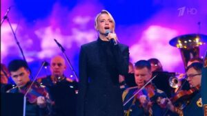 Aleksandra Vorobyova Instagram - В День защитника Отечества мне выпала огромная честь исполнить бессмертную «Журавли» на сцене Государственного Кремлёвского дворца в эфире Первого канала. Эта песня — больше, чем просто музыка. Это символ памяти, скорби и вечной благодарности всем тем, кто отдал жизнь за Родину.
Стоять на сцене и чувствовать, как зал замирает вместе с тобой — это незабываемо. Спасибо команде канала за доверие и возможность прикоснуться к такому великому произведению в этот особенный день.
С праздником, дорогие мужчины! С Днем защитника Отечества! 🇷🇺