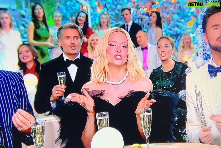 Aleksandra Vorobyova - 3 Likes - Магия закулисья✨❤️ со съёмок «Голубого огонька-2026» на @tvrussia 
Волшебного Нового года, мои дорогие!