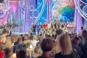 Aleksandra Vorobyova Instagram - Магия закулисья✨❤️ со съёмок «Голубого огонька-2026» на @tvrussia
Волшебного Нового года, мои дорогие!