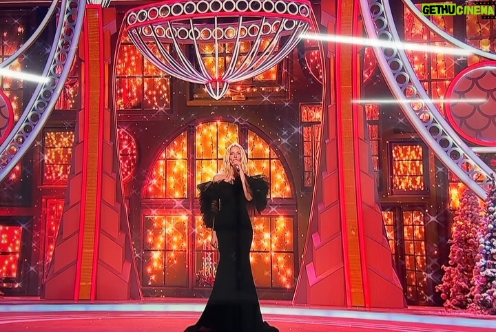 Aleksandra Vorobyova - 3 Likes - Магия закулисья✨❤️ со съёмок «Голубого огонька-2026» на @tvrussia 
Волшебного Нового года, мои дорогие!