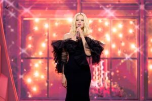 Aleksandra Vorobyova Instagram - Магия закулисья✨❤️ со съёмок «Голубого огонька-2026» на @tvrussia
Волшебного Нового года, мои дорогие!