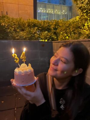 Alessandra de Rossi Instagram - Happy happy birthday @assuntaledesma!!! ❣️💯❣️ please enjoy your cake na gawa sa castor oil from @lafortunaessentials 👯 we love you!!