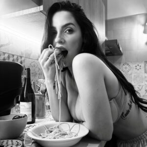 Alessia Macari Instagram - Un piatto di spaghetti e tutto torna al suo posto 💋🍝 #ciociara #pasta #love #food