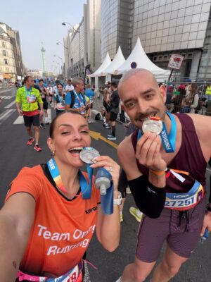 Alexia Mori Instagram - RP : 01:44:33 🏅SEMI MARATHON DE PARIS 
Allure moyenne 4:55 PLUS JAMAIS 🤣 c’est une allure pour les malades mentaux 😂😂
Merci à mon frère @alexandre__mori sans lui j’aurai JAMAIS tenu !! Il m’a encouragé tout le long m’a fait m’accrocher !! J’aurai jamais pensé y arriver !!! 😱

Et bien évidement merci à la @teamorangerunning pour l’opportunité de participer à cette superbe course 🙌🏼
#publicité