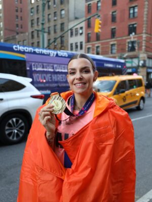 Alexia Mori Instagram - ✨ Marathon de New York 2025 — 3h56 ✨

Je n’arrive toujours pas à réaliser… J’ai couru le marathon de New York ! Et en plus avec mon frère !!🗽💫
C’était un rêve, un objectif que j’avais en tête depuis longtemps… et aujourd’hui je peux dire : je l’ai fait 🙌

Tout était aligné : le temps parfait ☀️, la forme au rendez-vous, une ambiance incroyable et surtout une émotion immense du début à la fin.
Oui, la course a été dure (montées et faux plats interminables 😅) mais j’ai tenu bon, j’ai puisé au fond de moi, et j’ai franchi cette ligne d’arrivée le sourire aux lèvres et le cœur rempli de fierté ❤️

3h56 de bonheur, de dépassement, de partage.
Ce marathon restera gravé à jamais.

Ps : JE NE PEUX PLUS MARCHER 😅

#MarathonDeNewYork #Finisher #RêveDevenuRéalité #MarathonRunner #Proud