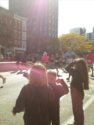 Alexia Mori Instagram - ✨ Marathon de New York 2025 — 3h56 ✨

Je n’arrive toujours pas à réaliser… J’ai couru le marathon de New York ! Et en plus avec mon frère !!🗽💫
C’était un rêve, un objectif que j’avais en tête depuis longtemps… et aujourd’hui je peux dire : je l’ai fait 🙌

Tout était aligné : le temps parfait ☀️, la forme au rendez-vous, une ambiance incroyable et surtout une émotion immense du début à la fin.
Oui, la course a été dure (montées et faux plats interminables 😅) mais j’ai tenu bon, j’ai puisé au fond de moi, et j’ai franchi cette ligne d’arrivée le sourire aux lèvres et le cœur rempli de fierté ❤️

3h56 de bonheur, de dépassement, de partage.
Ce marathon restera gravé à jamais.

Ps : JE NE PEUX PLUS MARCHER 😅

#MarathonDeNewYork #Finisher #RêveDevenuRéalité #MarathonRunner #Proud
