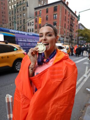 Alexia Mori Instagram - ✨ Marathon de New York 2025 — 3h56 ✨

Je n’arrive toujours pas à réaliser… J’ai couru le marathon de New York ! Et en plus avec mon frère !!🗽💫
C’était un rêve, un objectif que j’avais en tête depuis longtemps… et aujourd’hui je peux dire : je l’ai fait 🙌

Tout était aligné : le temps parfait ☀️, la forme au rendez-vous, une ambiance incroyable et surtout une émotion immense du début à la fin.
Oui, la course a été dure (montées et faux plats interminables 😅) mais j’ai tenu bon, j’ai puisé au fond de moi, et j’ai franchi cette ligne d’arrivée le sourire aux lèvres et le cœur rempli de fierté ❤️

3h56 de bonheur, de dépassement, de partage.
Ce marathon restera gravé à jamais.

Ps : JE NE PEUX PLUS MARCHER 😅

#MarathonDeNewYork #Finisher #RêveDevenuRéalité #MarathonRunner #Proud