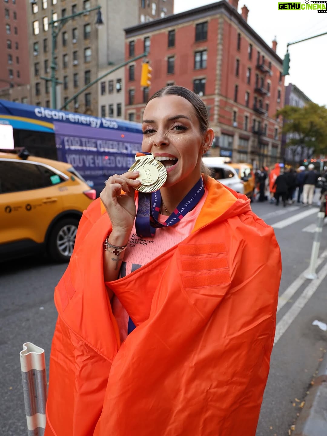 Alexia Mori - 91.2K Likes - ✨ Marathon de New York 2025 — 3h56 ✨

Je n’arrive toujours pas à réaliser… J’ai couru le marathon de New York ! Et en plus avec mon frère !!🗽💫
C’était un rêve, un objectif que j’avais en tête depuis longtemps… et aujourd’hui je peux dire : je l’ai fait 🙌

Tout était aligné : le temps parfait ☀️, la forme au rendez-vous, une ambiance incroyable et surtout une émotion immense du début à la fin.
Oui, la course a été dure (montées et faux plats interminables 😅) mais j’ai tenu bon, j’ai puisé au fond de moi, et j’ai franchi cette ligne d’arrivée le sourire aux lèvres et le cœur rempli de fierté ❤️

3h56 de bonheur, de dépassement, de partage.
Ce marathon restera gravé à jamais.

Ps : JE NE PEUX PLUS MARCHER 😅

#MarathonDeNewYork #Finisher #RêveDevenuRéalité #MarathonRunner #Proud
