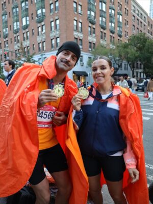 Alexia Mori Instagram - ✨ Marathon de New York 2025 — 3h56 ✨

Je n’arrive toujours pas à réaliser… J’ai couru le marathon de New York ! Et en plus avec mon frère !!🗽💫
C’était un rêve, un objectif que j’avais en tête depuis longtemps… et aujourd’hui je peux dire : je l’ai fait 🙌

Tout était aligné : le temps parfait ☀️, la forme au rendez-vous, une ambiance incroyable et surtout une émotion immense du début à la fin.
Oui, la course a été dure (montées et faux plats interminables 😅) mais j’ai tenu bon, j’ai puisé au fond de moi, et j’ai franchi cette ligne d’arrivée le sourire aux lèvres et le cœur rempli de fierté ❤️

3h56 de bonheur, de dépassement, de partage.
Ce marathon restera gravé à jamais.

Ps : JE NE PEUX PLUS MARCHER 😅

#MarathonDeNewYork #Finisher #RêveDevenuRéalité #MarathonRunner #Proud