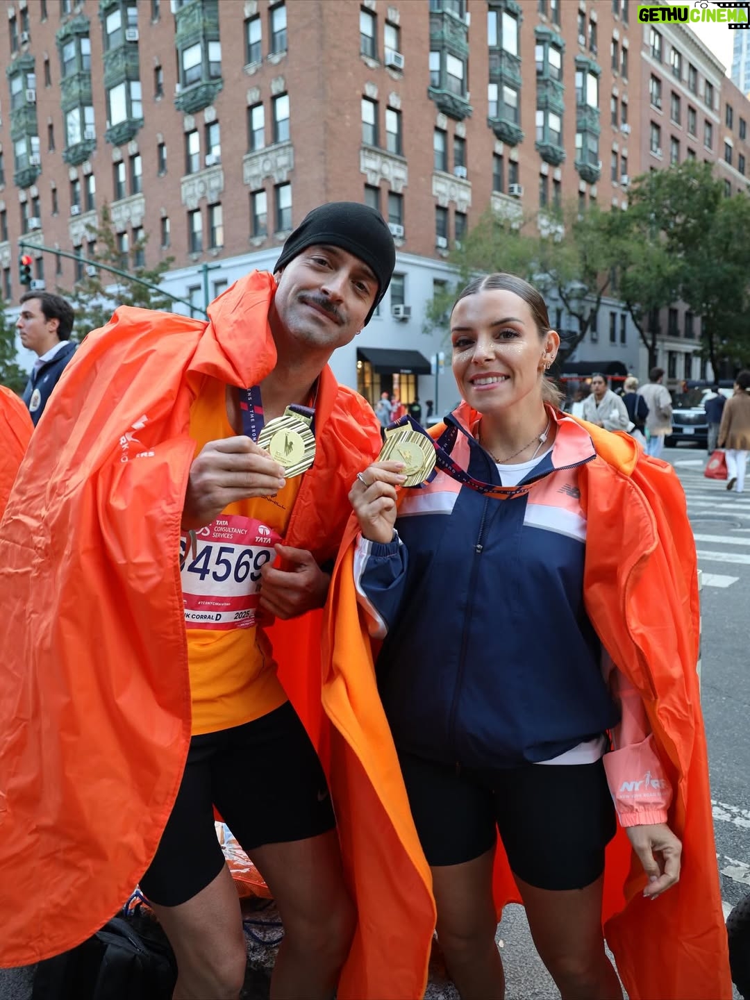 Alexia Mori - 91.2K Likes - ✨ Marathon de New York 2025 — 3h56 ✨

Je n’arrive toujours pas à réaliser… J’ai couru le marathon de New York ! Et en plus avec mon frère !!🗽💫
C’était un rêve, un objectif que j’avais en tête depuis longtemps… et aujourd’hui je peux dire : je l’ai fait 🙌

Tout était aligné : le temps parfait ☀️, la forme au rendez-vous, une ambiance incroyable et surtout une émotion immense du début à la fin.
Oui, la course a été dure (montées et faux plats interminables 😅) mais j’ai tenu bon, j’ai puisé au fond de moi, et j’ai franchi cette ligne d’arrivée le sourire aux lèvres et le cœur rempli de fierté ❤️

3h56 de bonheur, de dépassement, de partage.
Ce marathon restera gravé à jamais.

Ps : JE NE PEUX PLUS MARCHER 😅

#MarathonDeNewYork #Finisher #RêveDevenuRéalité #MarathonRunner #Proud