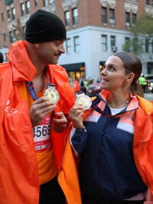 Alexia Mori Instagram - ✨ Marathon de New York 2025 — 3h56 ✨

Je n’arrive toujours pas à réaliser… J’ai couru le marathon de New York ! Et en plus avec mon frère !!🗽💫
C’était un rêve, un objectif que j’avais en tête depuis longtemps… et aujourd’hui je peux dire : je l’ai fait 🙌

Tout était aligné : le temps parfait ☀️, la forme au rendez-vous, une ambiance incroyable et surtout une émotion immense du début à la fin.
Oui, la course a été dure (montées et faux plats interminables 😅) mais j’ai tenu bon, j’ai puisé au fond de moi, et j’ai franchi cette ligne d’arrivée le sourire aux lèvres et le cœur rempli de fierté ❤️

3h56 de bonheur, de dépassement, de partage.
Ce marathon restera gravé à jamais.

Ps : JE NE PEUX PLUS MARCHER 😅

#MarathonDeNewYork #Finisher #RêveDevenuRéalité #MarathonRunner #Proud