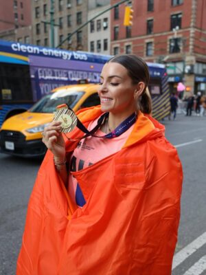 Alexia Mori Instagram - ✨ Marathon de New York 2025 — 3h56 ✨

Je n’arrive toujours pas à réaliser… J’ai couru le marathon de New York ! Et en plus avec mon frère !!🗽💫
C’était un rêve, un objectif que j’avais en tête depuis longtemps… et aujourd’hui je peux dire : je l’ai fait 🙌

Tout était aligné : le temps parfait ☀️, la forme au rendez-vous, une ambiance incroyable et surtout une émotion immense du début à la fin.
Oui, la course a été dure (montées et faux plats interminables 😅) mais j’ai tenu bon, j’ai puisé au fond de moi, et j’ai franchi cette ligne d’arrivée le sourire aux lèvres et le cœur rempli de fierté ❤️

3h56 de bonheur, de dépassement, de partage.
Ce marathon restera gravé à jamais.

Ps : JE NE PEUX PLUS MARCHER 😅

#MarathonDeNewYork #Finisher #RêveDevenuRéalité #MarathonRunner #Proud