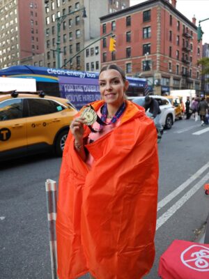 Alexia Mori Instagram - ✨ Marathon de New York 2025 — 3h56 ✨

Je n’arrive toujours pas à réaliser… J’ai couru le marathon de New York ! Et en plus avec mon frère !!🗽💫
C’était un rêve, un objectif que j’avais en tête depuis longtemps… et aujourd’hui je peux dire : je l’ai fait 🙌

Tout était aligné : le temps parfait ☀️, la forme au rendez-vous, une ambiance incroyable et surtout une émotion immense du début à la fin.
Oui, la course a été dure (montées et faux plats interminables 😅) mais j’ai tenu bon, j’ai puisé au fond de moi, et j’ai franchi cette ligne d’arrivée le sourire aux lèvres et le cœur rempli de fierté ❤️

3h56 de bonheur, de dépassement, de partage.
Ce marathon restera gravé à jamais.

Ps : JE NE PEUX PLUS MARCHER 😅

#MarathonDeNewYork #Finisher #RêveDevenuRéalité #MarathonRunner #Proud