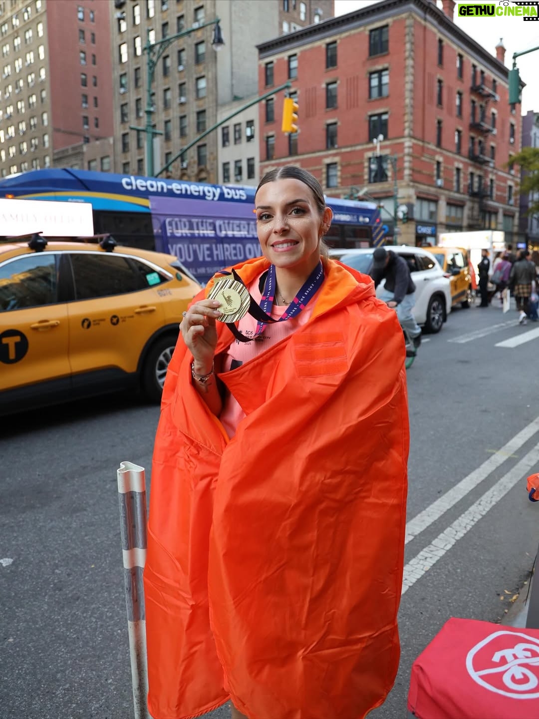 Alexia Mori - 91.2K Likes - ✨ Marathon de New York 2025 — 3h56 ✨

Je n’arrive toujours pas à réaliser… J’ai couru le marathon de New York ! Et en plus avec mon frère !!🗽💫
C’était un rêve, un objectif que j’avais en tête depuis longtemps… et aujourd’hui je peux dire : je l’ai fait 🙌

Tout était aligné : le temps parfait ☀️, la forme au rendez-vous, une ambiance incroyable et surtout une émotion immense du début à la fin.
Oui, la course a été dure (montées et faux plats interminables 😅) mais j’ai tenu bon, j’ai puisé au fond de moi, et j’ai franchi cette ligne d’arrivée le sourire aux lèvres et le cœur rempli de fierté ❤️

3h56 de bonheur, de dépassement, de partage.
Ce marathon restera gravé à jamais.

Ps : JE NE PEUX PLUS MARCHER 😅

#MarathonDeNewYork #Finisher #RêveDevenuRéalité #MarathonRunner #Proud