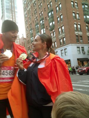 Alexia Mori Instagram - ✨ Marathon de New York 2025 — 3h56 ✨

Je n’arrive toujours pas à réaliser… J’ai couru le marathon de New York ! Et en plus avec mon frère !!🗽💫
C’était un rêve, un objectif que j’avais en tête depuis longtemps… et aujourd’hui je peux dire : je l’ai fait 🙌

Tout était aligné : le temps parfait ☀️, la forme au rendez-vous, une ambiance incroyable et surtout une émotion immense du début à la fin.
Oui, la course a été dure (montées et faux plats interminables 😅) mais j’ai tenu bon, j’ai puisé au fond de moi, et j’ai franchi cette ligne d’arrivée le sourire aux lèvres et le cœur rempli de fierté ❤️

3h56 de bonheur, de dépassement, de partage.
Ce marathon restera gravé à jamais.

Ps : JE NE PEUX PLUS MARCHER 😅

#MarathonDeNewYork #Finisher #RêveDevenuRéalité #MarathonRunner #Proud