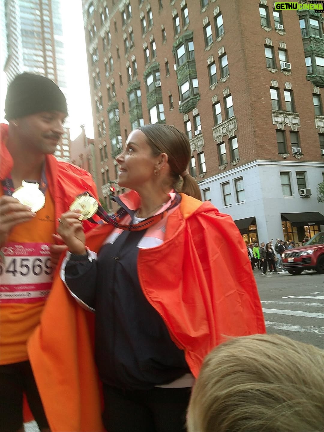 Alexia Mori - 91.2K Likes - ✨ Marathon de New York 2025 — 3h56 ✨

Je n’arrive toujours pas à réaliser… J’ai couru le marathon de New York ! Et en plus avec mon frère !!🗽💫
C’était un rêve, un objectif que j’avais en tête depuis longtemps… et aujourd’hui je peux dire : je l’ai fait 🙌

Tout était aligné : le temps parfait ☀️, la forme au rendez-vous, une ambiance incroyable et surtout une émotion immense du début à la fin.
Oui, la course a été dure (montées et faux plats interminables 😅) mais j’ai tenu bon, j’ai puisé au fond de moi, et j’ai franchi cette ligne d’arrivée le sourire aux lèvres et le cœur rempli de fierté ❤️

3h56 de bonheur, de dépassement, de partage.
Ce marathon restera gravé à jamais.

Ps : JE NE PEUX PLUS MARCHER 😅

#MarathonDeNewYork #Finisher #RêveDevenuRéalité #MarathonRunner #Proud