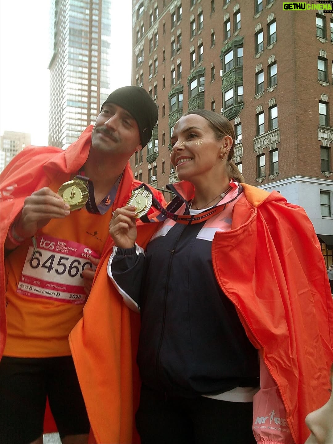 Alexia Mori - 91.2K Likes - ✨ Marathon de New York 2025 — 3h56 ✨

Je n’arrive toujours pas à réaliser… J’ai couru le marathon de New York ! Et en plus avec mon frère !!🗽💫
C’était un rêve, un objectif que j’avais en tête depuis longtemps… et aujourd’hui je peux dire : je l’ai fait 🙌

Tout était aligné : le temps parfait ☀️, la forme au rendez-vous, une ambiance incroyable et surtout une émotion immense du début à la fin.
Oui, la course a été dure (montées et faux plats interminables 😅) mais j’ai tenu bon, j’ai puisé au fond de moi, et j’ai franchi cette ligne d’arrivée le sourire aux lèvres et le cœur rempli de fierté ❤️

3h56 de bonheur, de dépassement, de partage.
Ce marathon restera gravé à jamais.

Ps : JE NE PEUX PLUS MARCHER 😅

#MarathonDeNewYork #Finisher #RêveDevenuRéalité #MarathonRunner #Proud