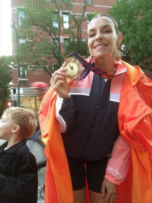 Alexia Mori Instagram - ✨ Marathon de New York 2025 — 3h56 ✨

Je n’arrive toujours pas à réaliser… J’ai couru le marathon de New York ! Et en plus avec mon frère !!🗽💫
C’était un rêve, un objectif que j’avais en tête depuis longtemps… et aujourd’hui je peux dire : je l’ai fait 🙌

Tout était aligné : le temps parfait ☀️, la forme au rendez-vous, une ambiance incroyable et surtout une émotion immense du début à la fin.
Oui, la course a été dure (montées et faux plats interminables 😅) mais j’ai tenu bon, j’ai puisé au fond de moi, et j’ai franchi cette ligne d’arrivée le sourire aux lèvres et le cœur rempli de fierté ❤️

3h56 de bonheur, de dépassement, de partage.
Ce marathon restera gravé à jamais.

Ps : JE NE PEUX PLUS MARCHER 😅

#MarathonDeNewYork #Finisher #RêveDevenuRéalité #MarathonRunner #Proud