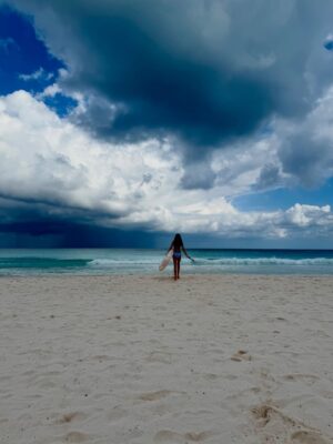 Ali Larter Instagram - On the eve of my big birthday, loved ones gathered for an unforgettable weekend in my happy place. A huge thank you to my incredible friends and husband for planning this and making me feel so special. I was overwhelmed by the joy, laughter, shared love, and beautiful connections. One for the memory books. Heart is overflowing. ✨🇧🇸✨