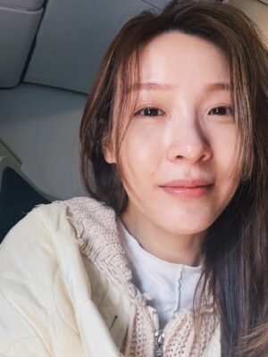 Ali Lee Instagram - 最近有點頻撲，
專注於頻撲、也專注於處理事情，
假若生活有太多無可避免、
假若人生都需要一一體驗，
嘗試發願，
把可以及有能力做的事專注做好，
讓它流動、隨它轉化，
盡人事、
也是在修行。

#ALife