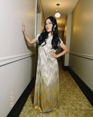 Ali Wong Instagram - BEEF 🥩 🏆 
Hair: @claytonhawkins 
Makeup: @danielmartin 
Styling: @taraswennen 
👗 🙏 @dior 
Photo: S1 @thegotham S2 and S3 @claytonhawkins