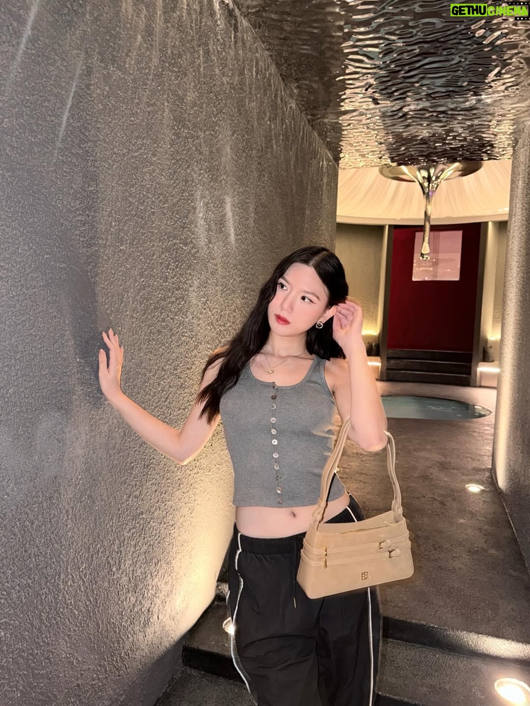 Alice Arisara Taveemunputtakarn - 1.4K Likes - หน้าหวานเป็นให้ไม่ได้
ชอบหน้าเหวี่ยงแทนได้ปะ🤨