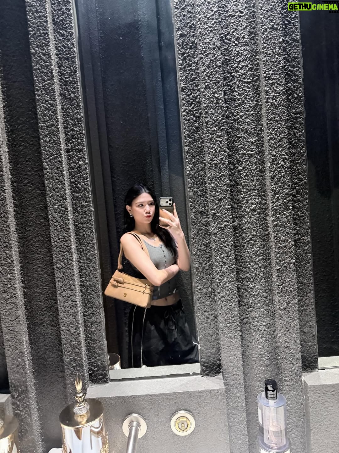 Alice Arisara Taveemunputtakarn - 1.4K Likes - หน้าหวานเป็นให้ไม่ได้
ชอบหน้าเหวี่ยงแทนได้ปะ🤨