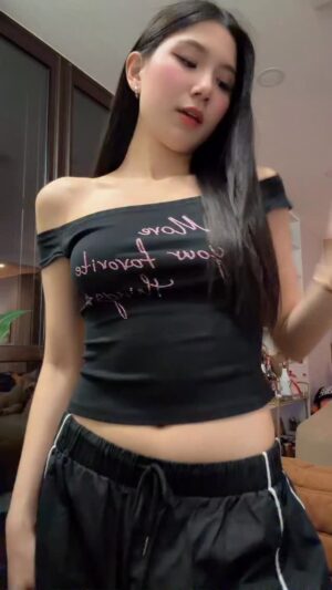 Alice Arisara Taveemunputtakarn Instagram - 🖤🩷