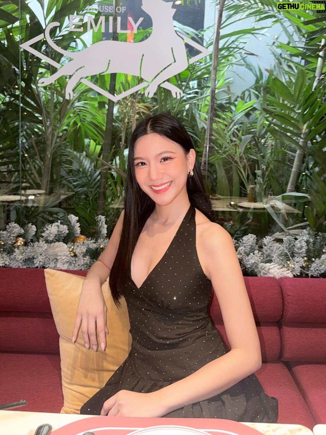 Alice Arisara Taveemunputtakarn - 2.2K Likes - ข้าวอร่อยดีนะ แต่พี่อร่อยกว่า😋🍽️