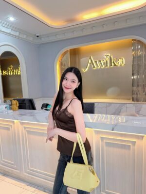 Alice Arisara Taveemunputtakarn Instagram - วันนี้ตาไม่ถึง วันหน้ามาหึงไม่ได้แล้วนะ😗
มาเติมสวยที่ @awikaclinic  ด้วยอะดิ้