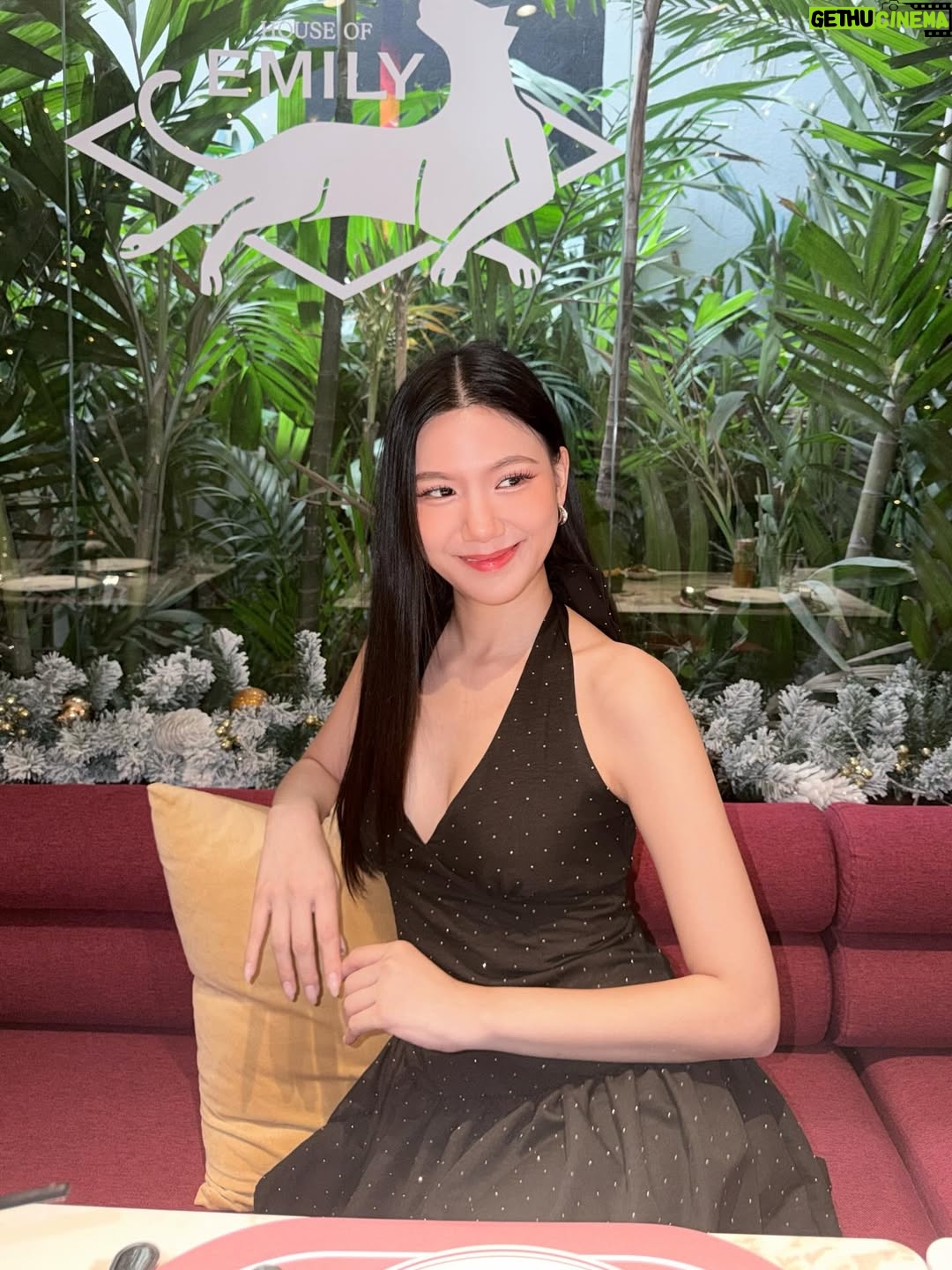 Alice Arisara Taveemunputtakarn - 2.2K Likes - ข้าวอร่อยดีนะ แต่พี่อร่อยกว่า😋🍽️